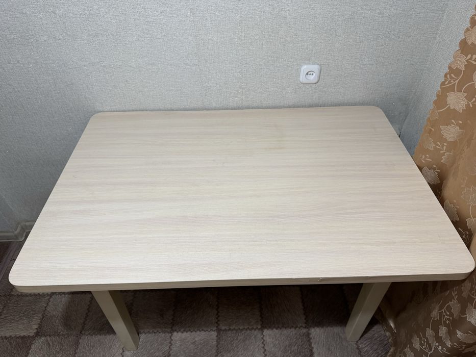 Продам стол с табуретками