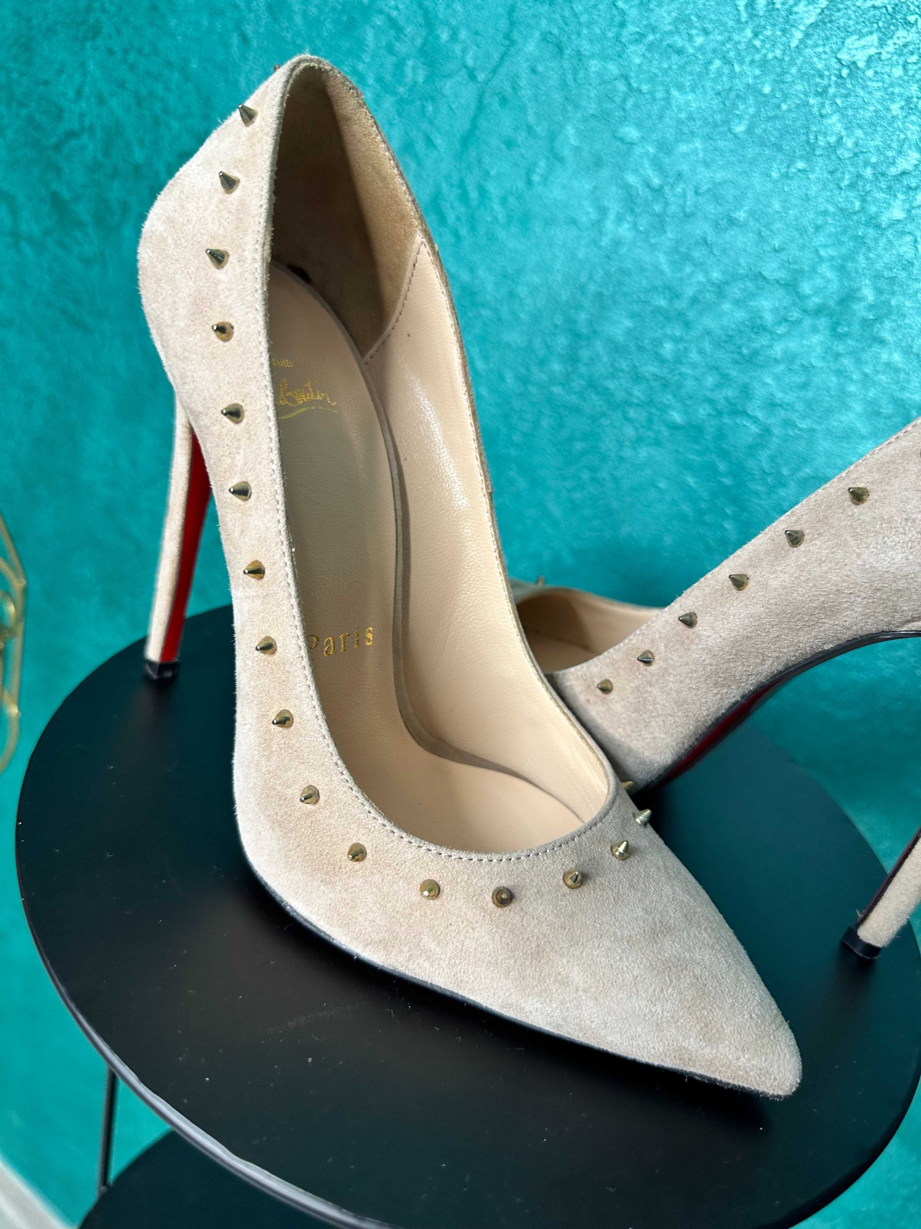 Pantofi Christian Louboutin, piele întoarsă crem, cu ținte aurii, 38