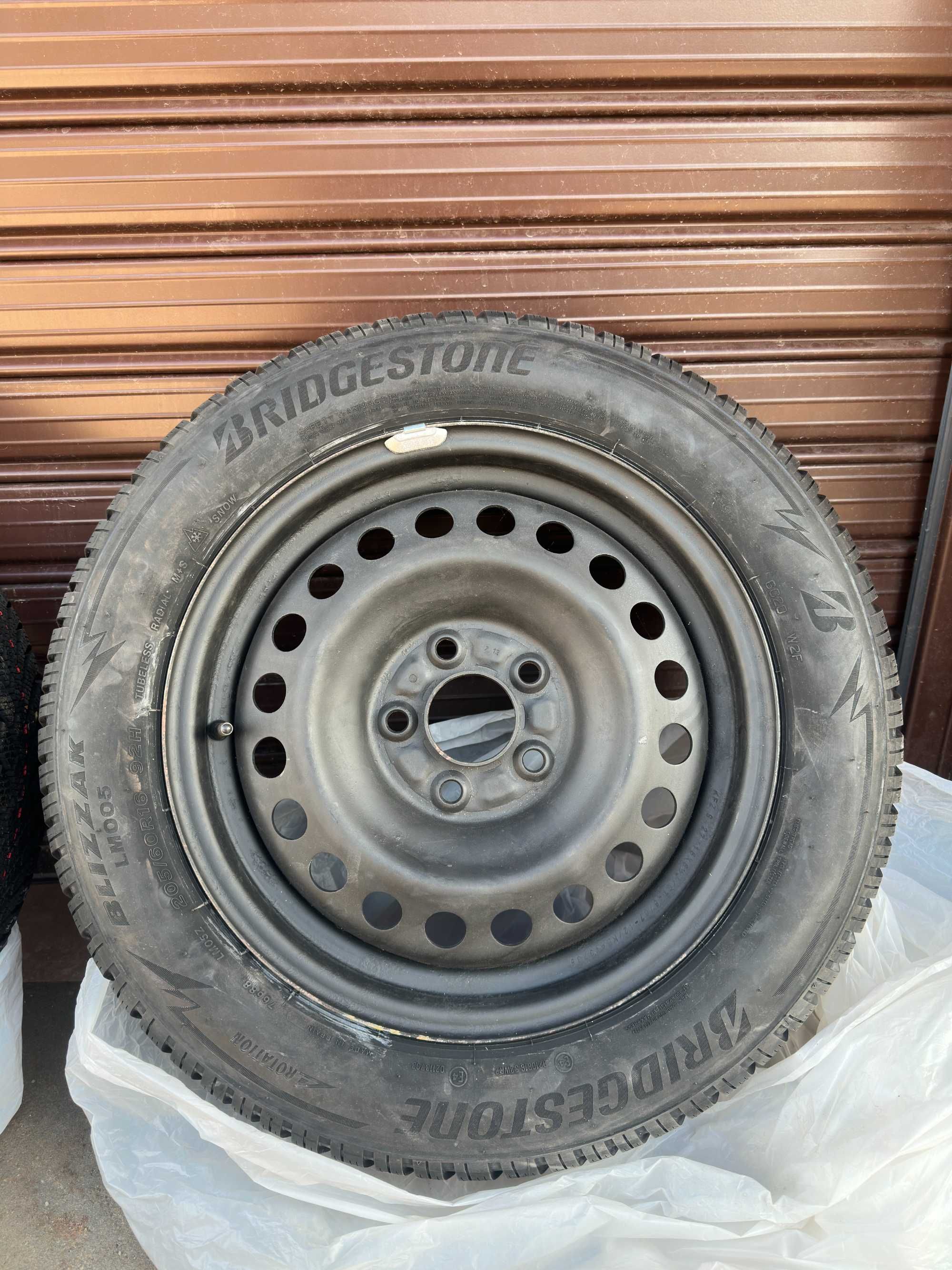 4бр. чисто нови зимни гуми 205/60/R16 с джанти