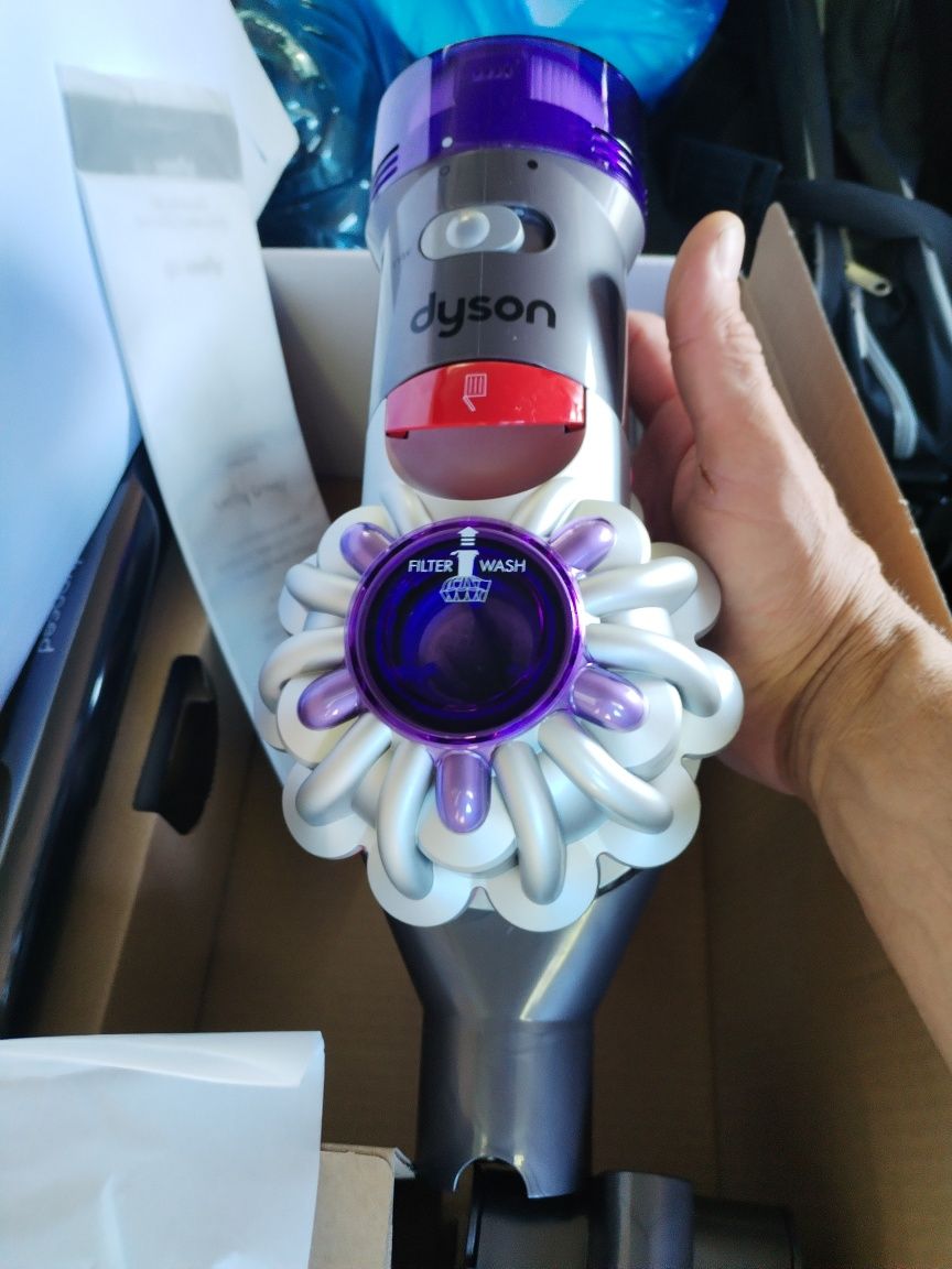 Акумулаторна прахосмукачка Dyson V8 ADVANCED чисто нова