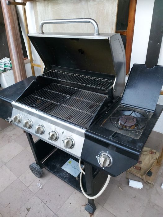 Vînd un grătar pe gaz