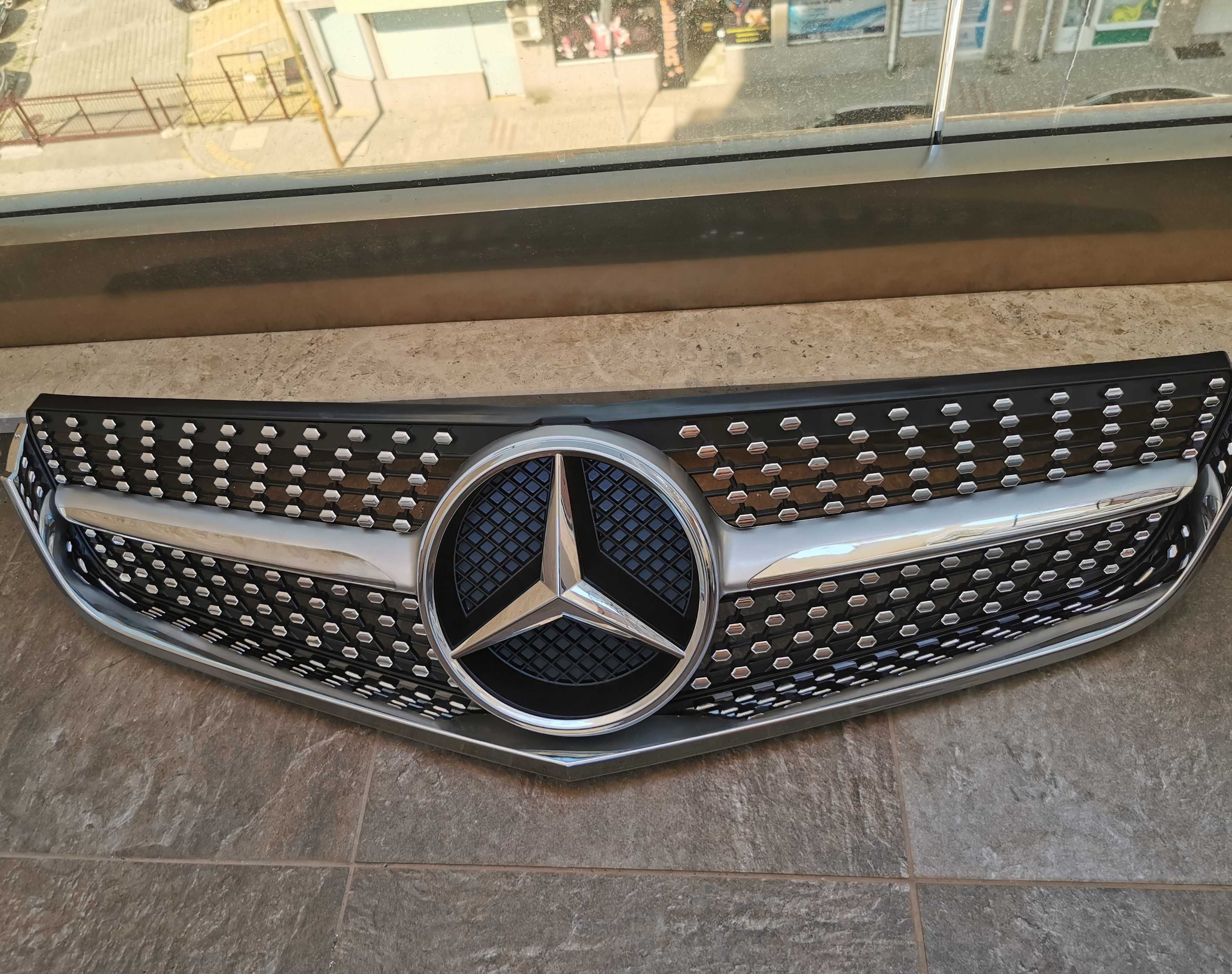Решетка/маска с емблема тип Diamond за Mercedes W207 2009/2012