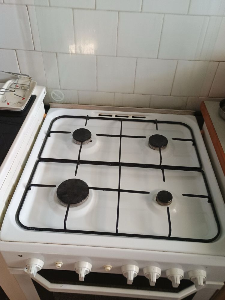 Готварска печка с фурна и котлони на газ Indesit