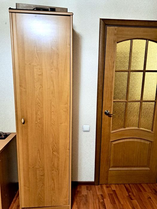 Продам шкаф-пенал (материал:дуб)