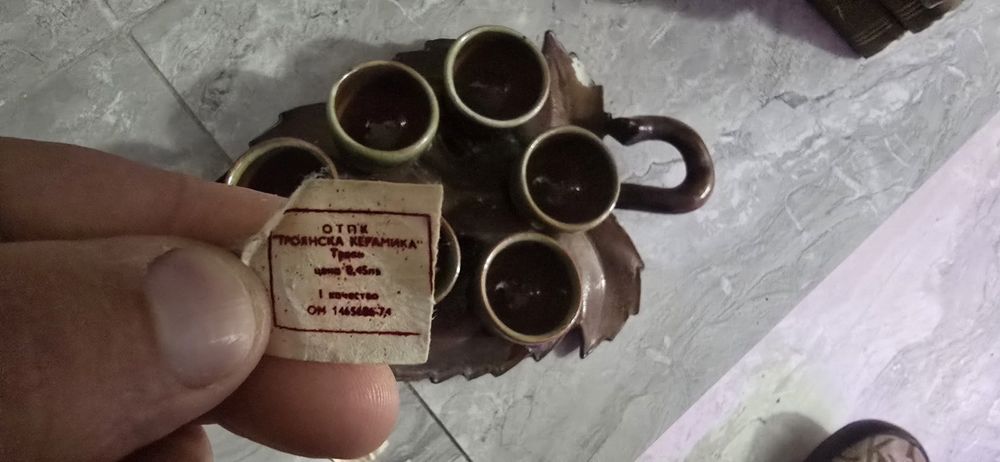 Стара троянска керамика,чаши с поставка листо