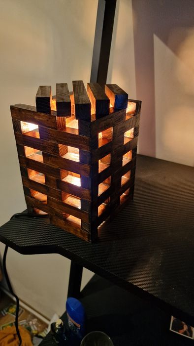 Lampa din lemn facuta manual