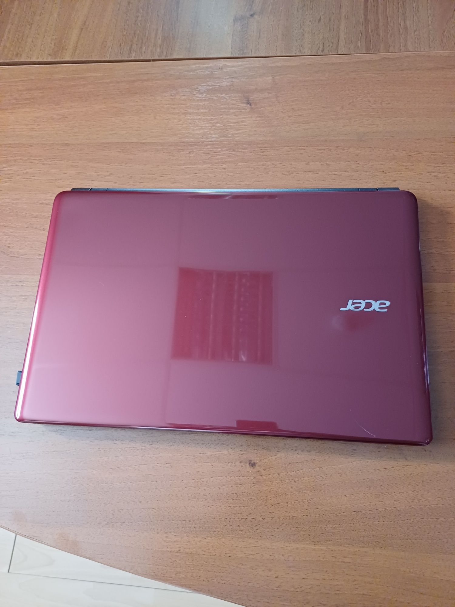 Лаптоп ASER цвят бордо