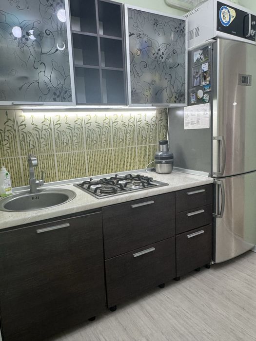 Кухня размером 1,6 м с верхними шкафами, вместе с раковиной и смесит.