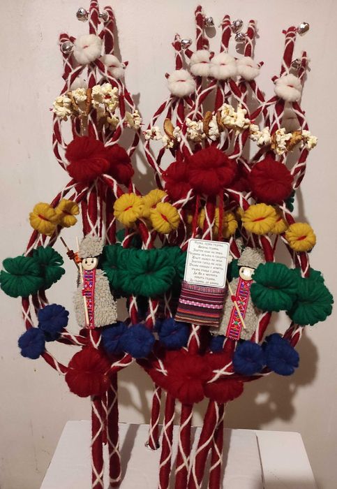 Време е да Коледни украси и сурвачки