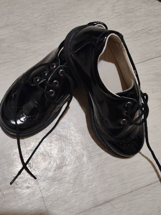 Продам ботинки детские и туфли