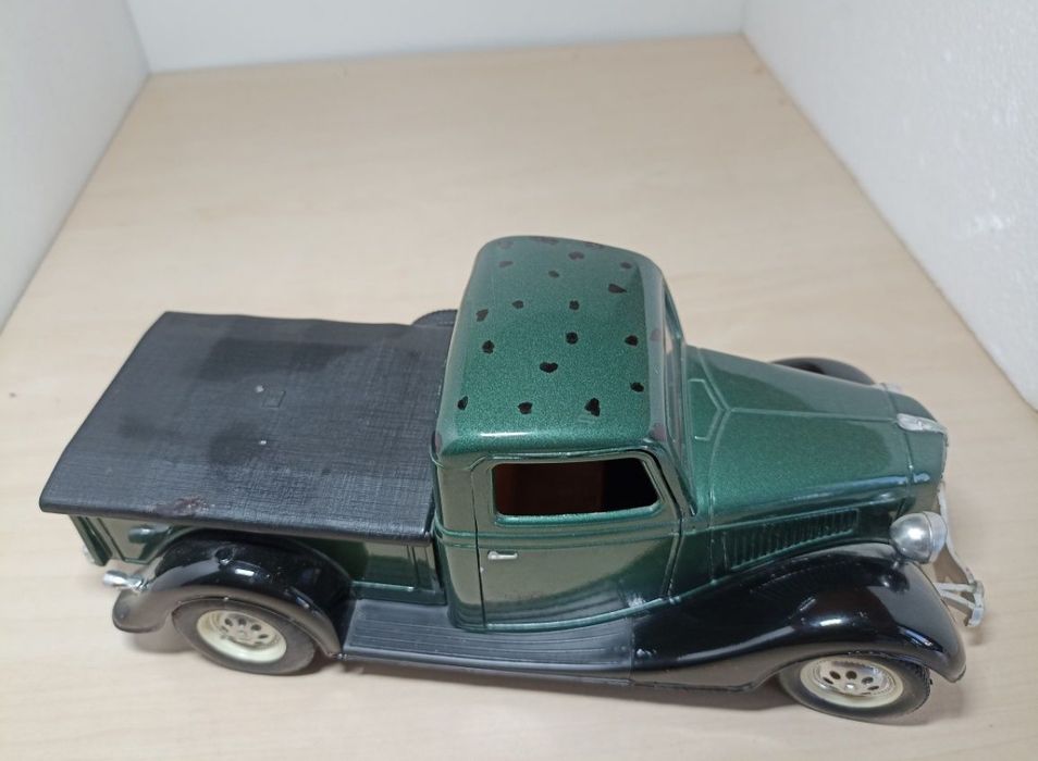 Ford V8 
Scara 1:19
solido 

Pozele reflectă realitatea. Se vinde exac