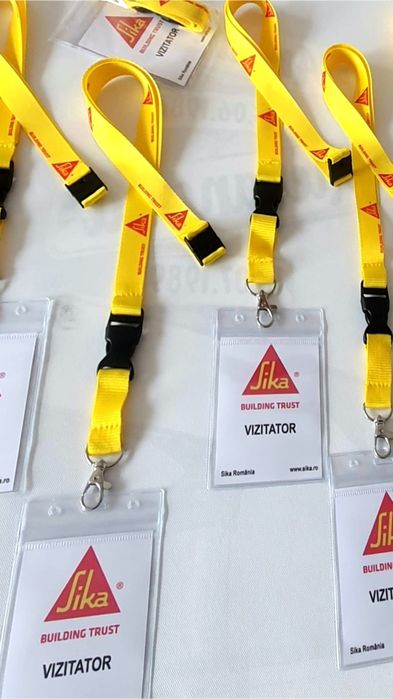 Ecuson vertical cu lanyard