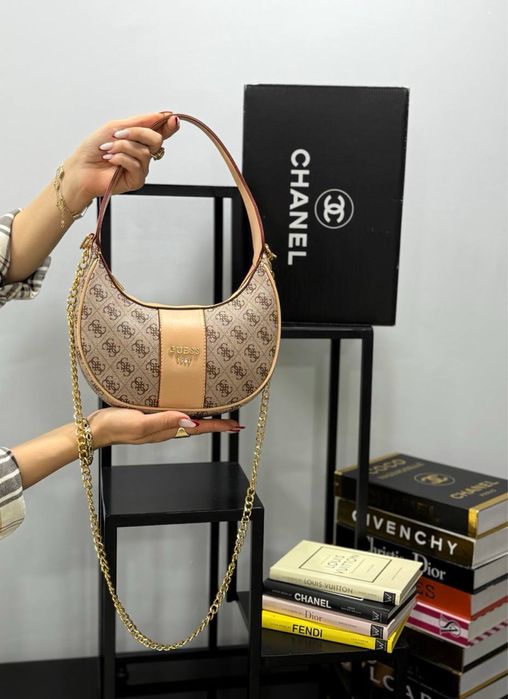 Geanta Guess noua !!! Dimensiuni 24/13 !!!