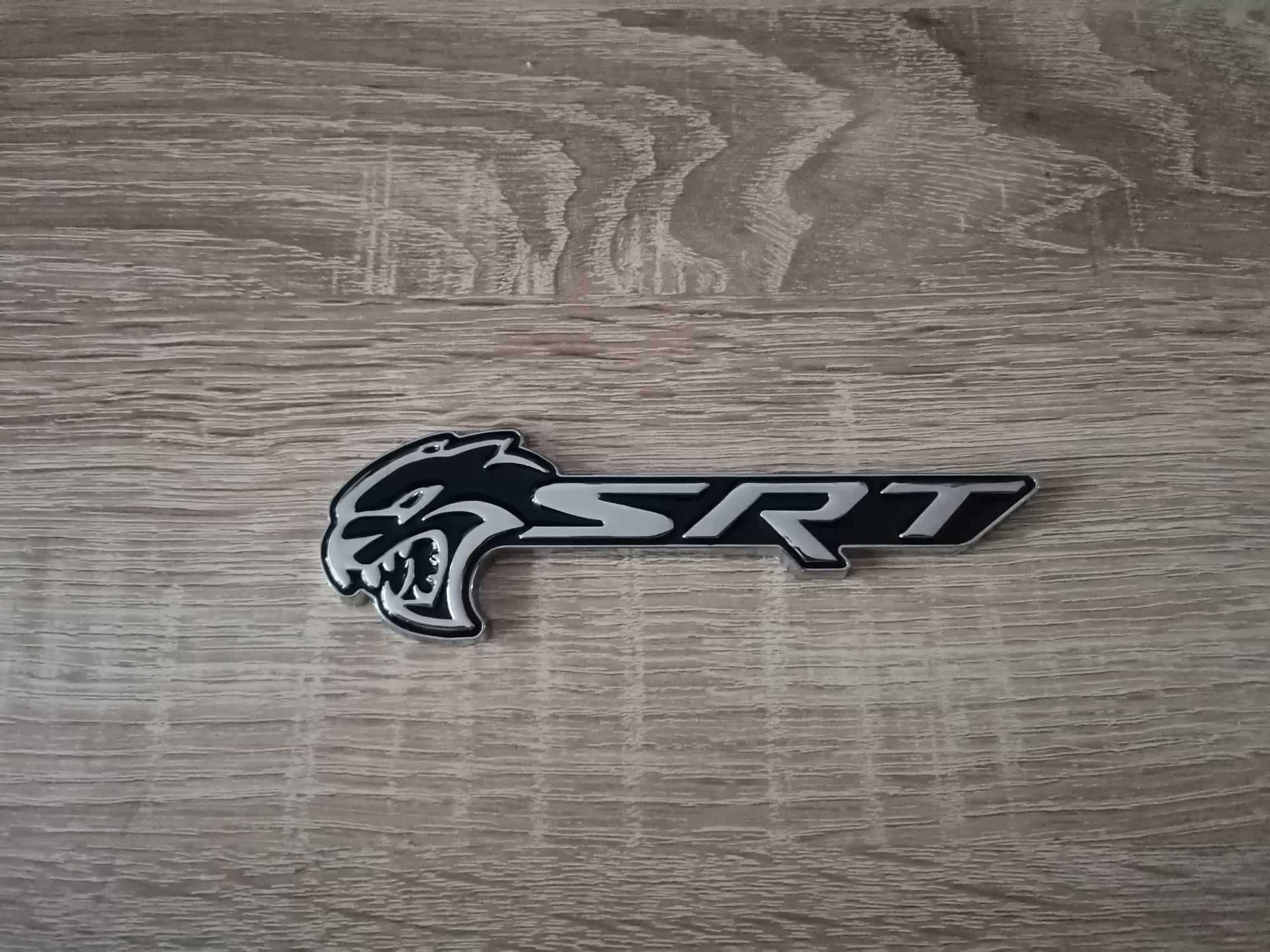 SRT Hellcat сребристо с черно емблема лява