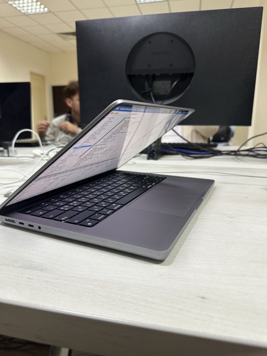 Macbook pro m1 pro 16/512 14 dyum