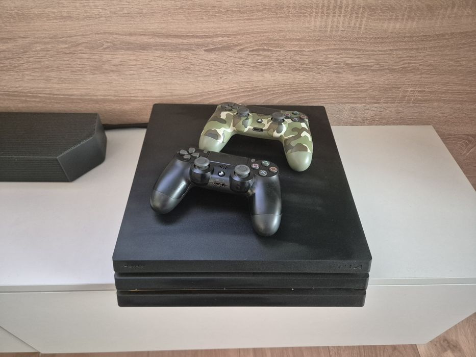 PS4 Pro, SSD 500 Gb + 2x controller