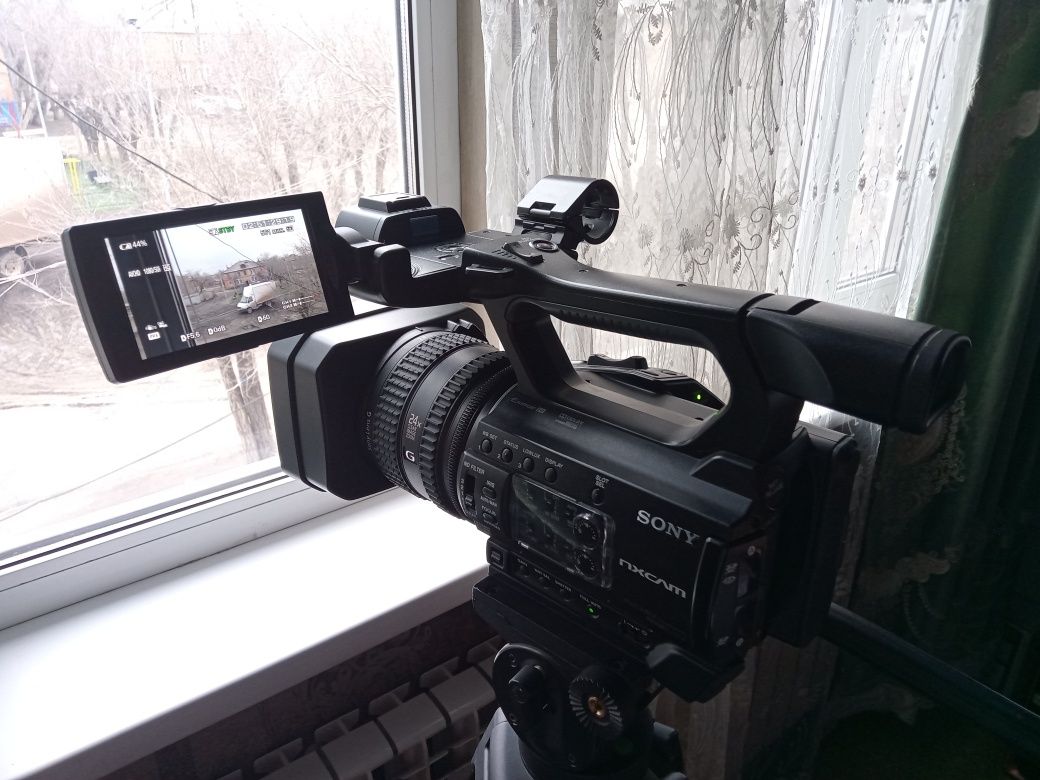 Видеокамера профессиональный Sony HXR-NX100
