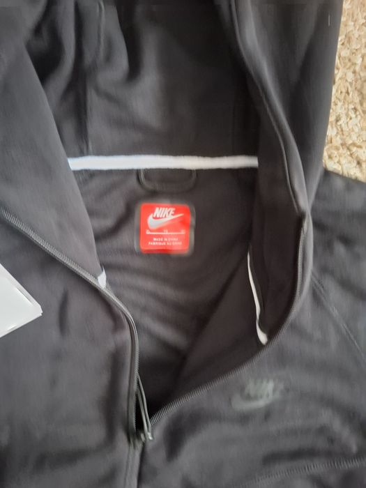 Vând bluza nike tech