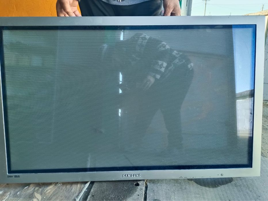 Продам телевизор на запчасти