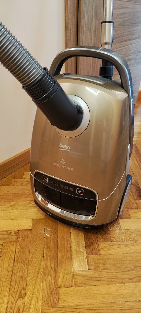 Aspirator cu sac BEKO 800W