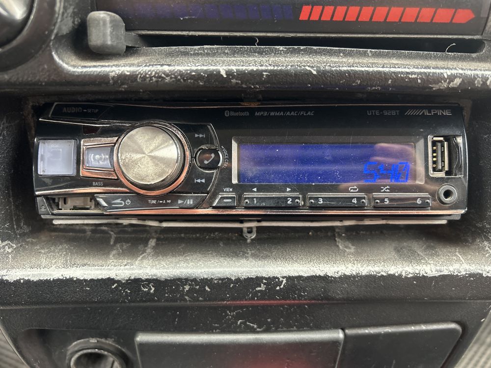 Магнитофон Alpine UTE 92BT