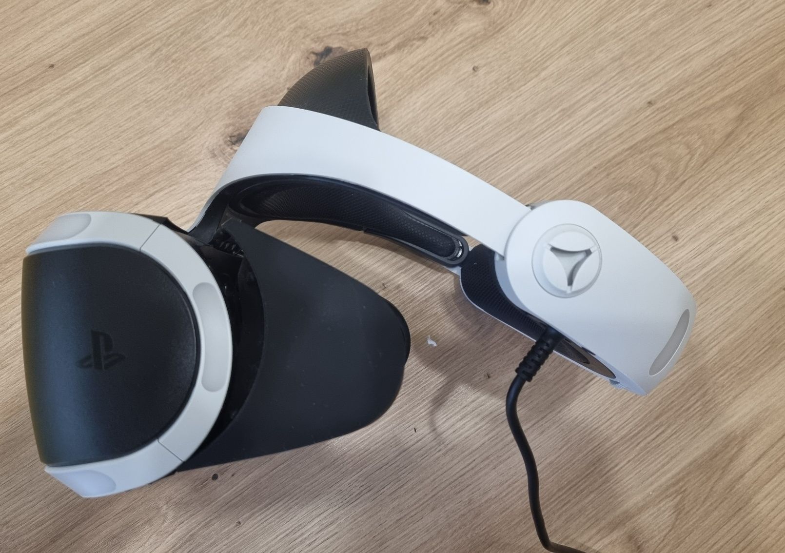 PS 4 PRO 1TB + VR очила и 2 игри