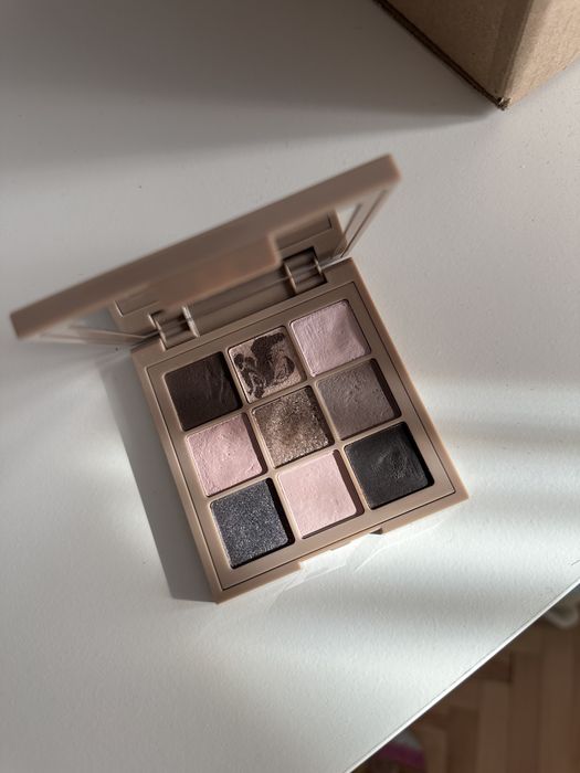 Paleta farduri Huda Beauty Creamy Obsessions Greige