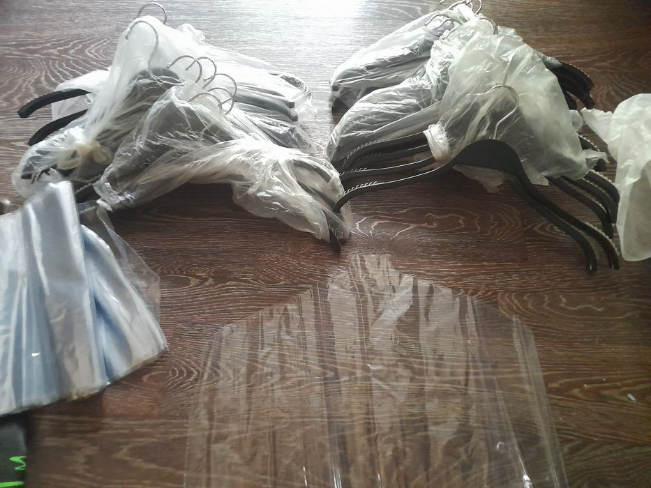 Новые чехлы и вешалки продам