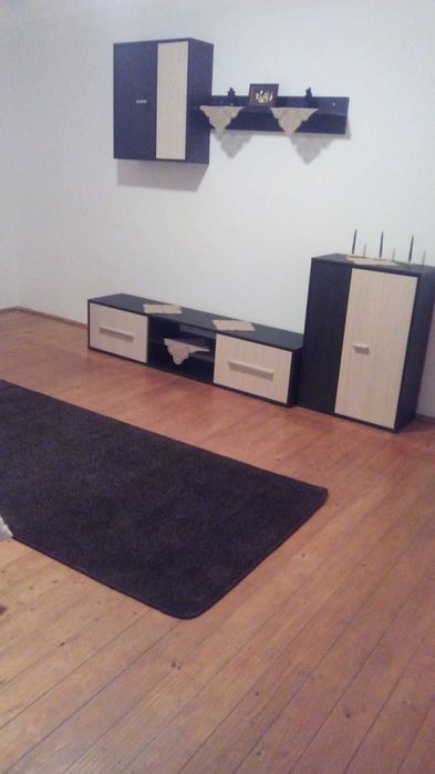 Bibliotecă ieftină bună pentru living