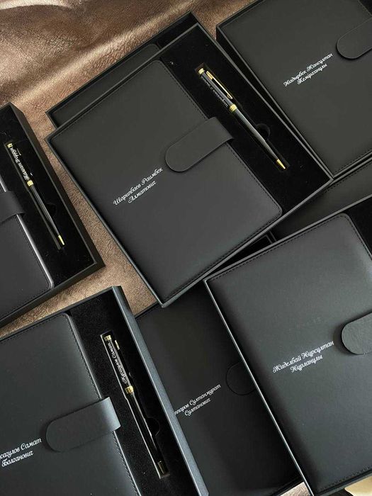 Подарок на Новый год  именной набор в коробке блокнот ручка пакет мерч