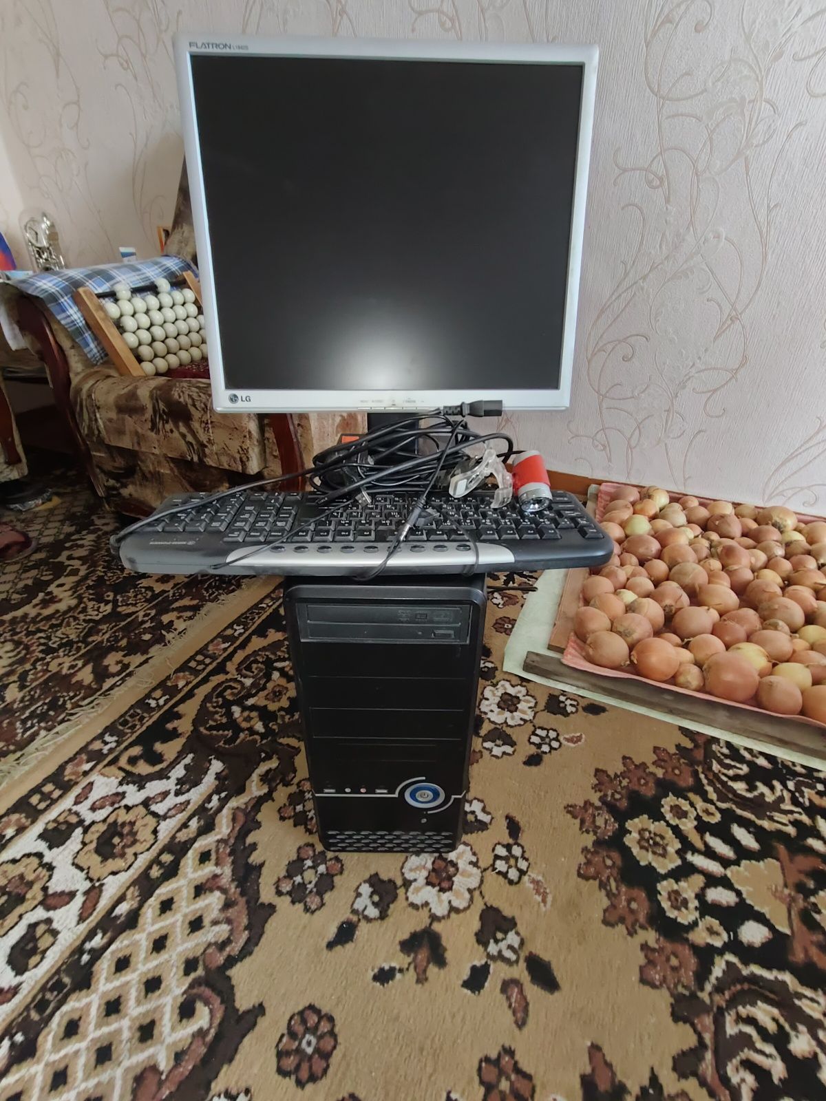 Продам процессор и монитор+ мышка, клавиатура.