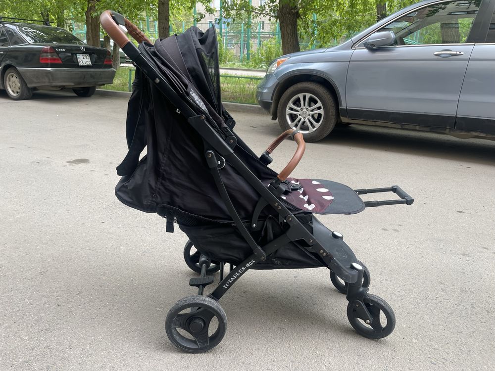 Детская прогулочна коляска