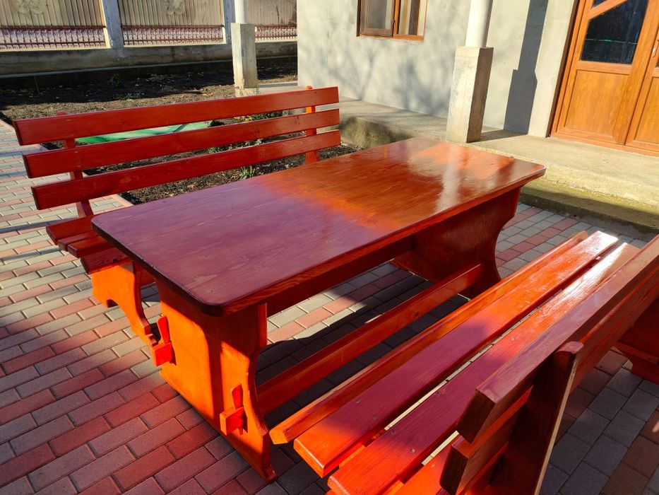 Masa și bănci pentru exterior.