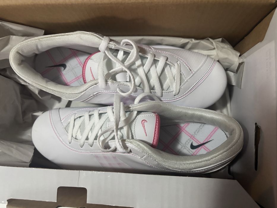 Adidasi Nike Golf