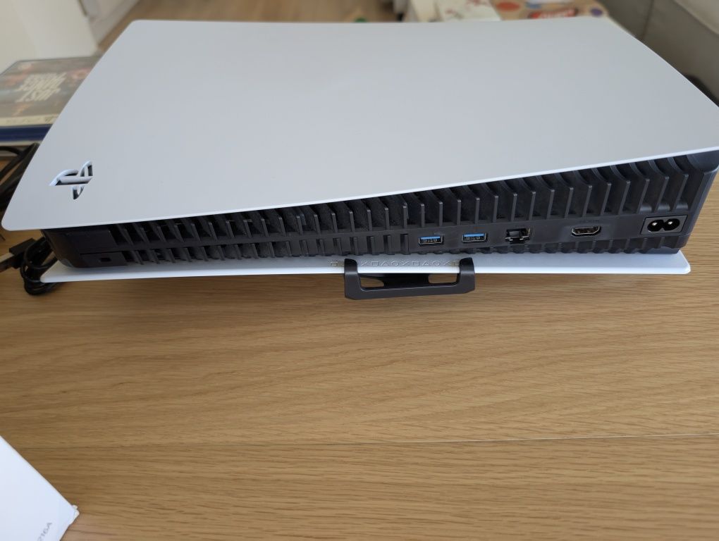 Playstation 5 с един контролер