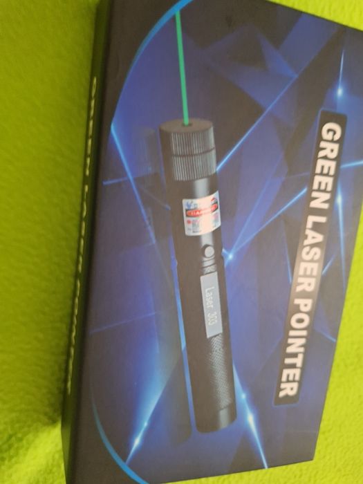 Мощен зелен лазер със зареждаща се батерия и ключета