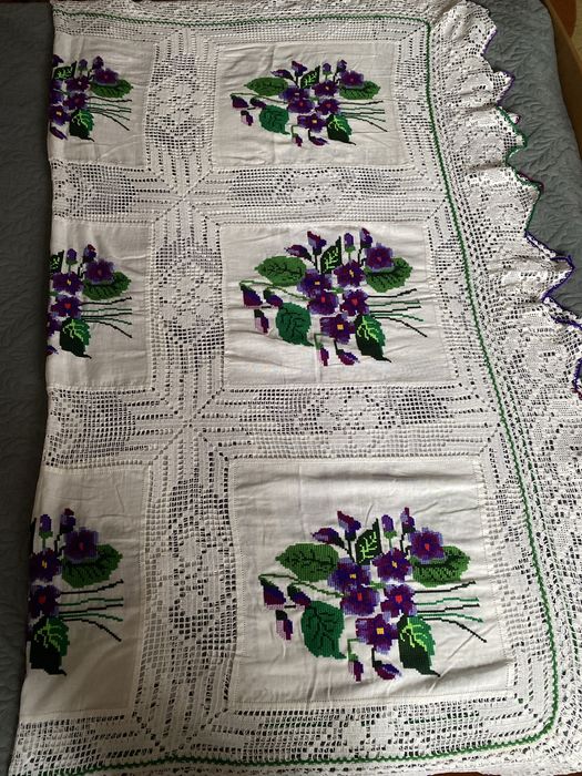 Vând față de masa de 12 persoane, cusută manual!!