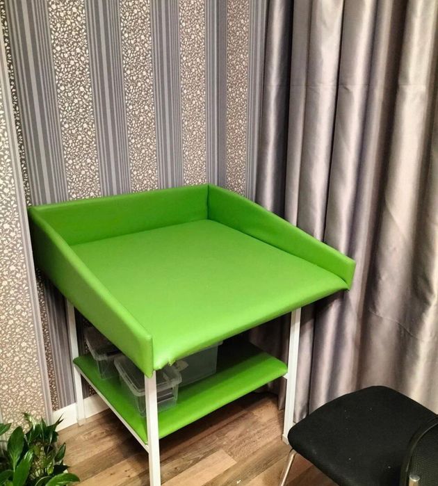 Продам пеленальный столик металический, с дополнительной полкой