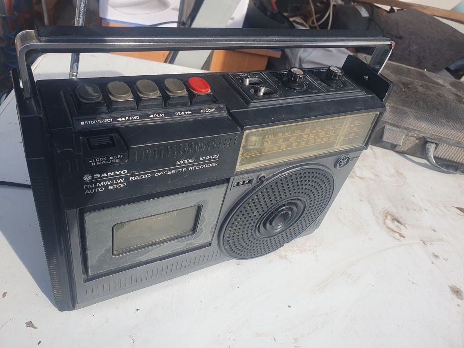 Vand casetofon cu radio sanyo m2422 in stare de functionare.
