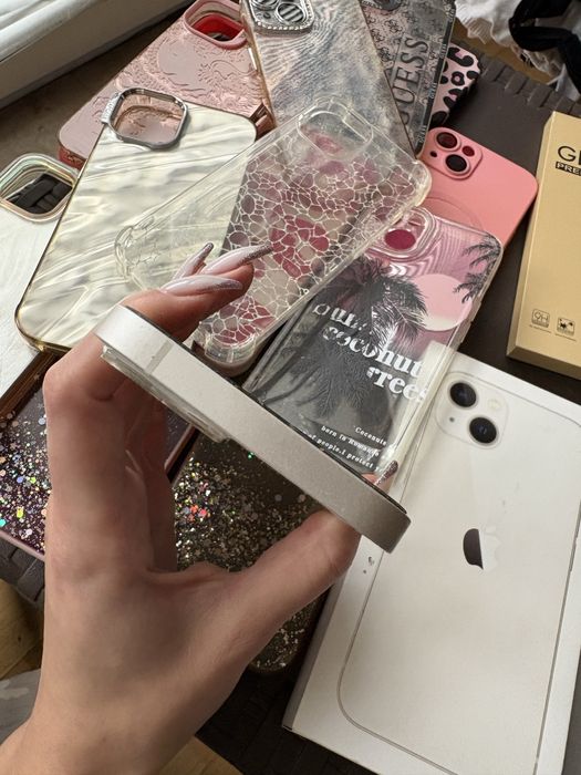 Продавам iPhone 13, 128GB + 15 кейса + 4 протектора