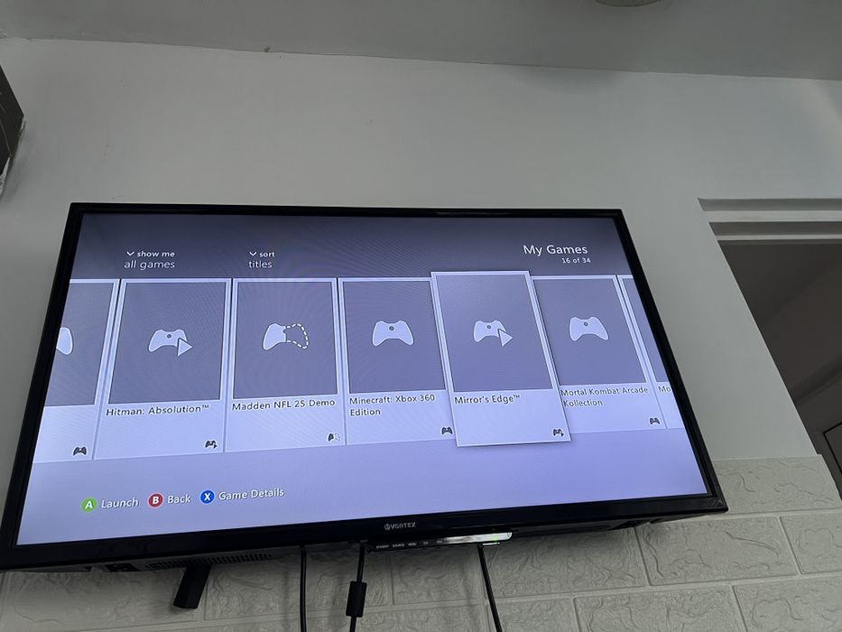 Xbox 360 cu doua manete si o gramada de jocuri