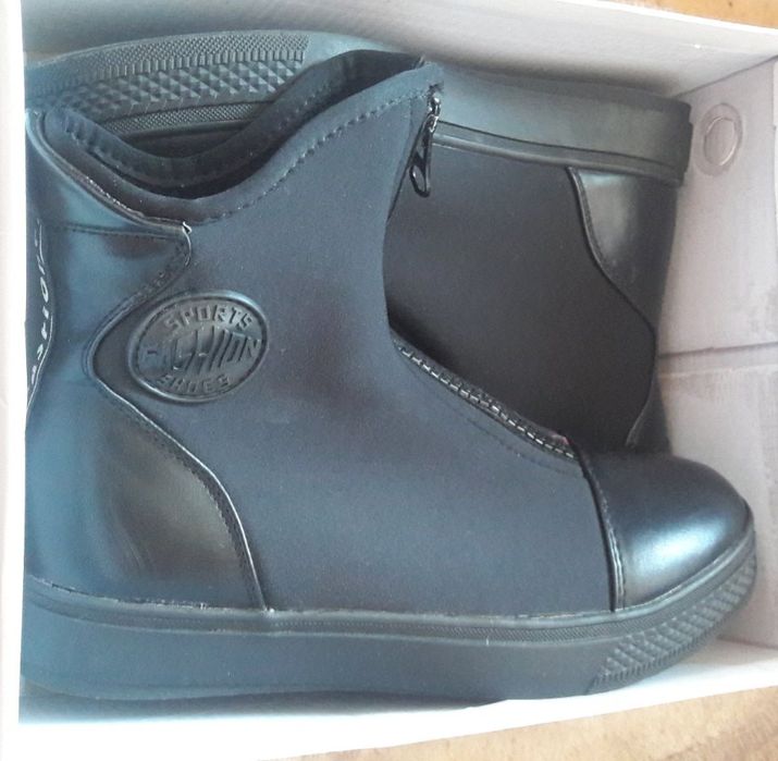 Дамски спортни обувки