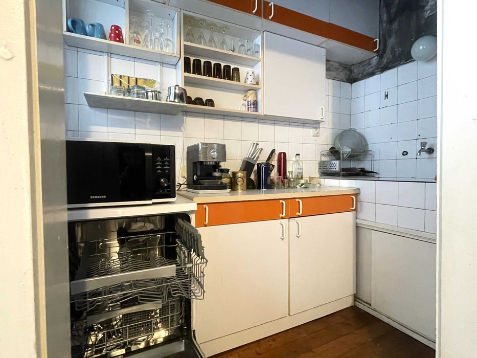 Продава се просторен апартамент - кв. Стефановци