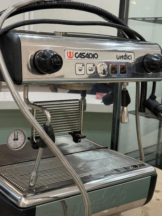 Кофемашина, итальянского производства, кофемолка в подарок