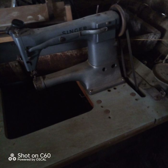 Vând mașină de cusut pentru piele cu motor electric fabricată în Angli