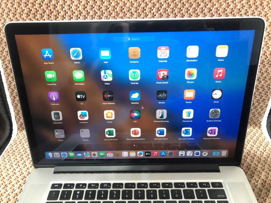 MacBook Pro 15,4" Retina 2015 i7 2,5 GHz, 16GB, flash 128GB. IMPECABIL