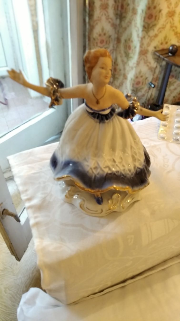 Vând statuete abanos portelanuri bibelouri sfesnice