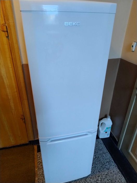 Бял Хладилник Веко