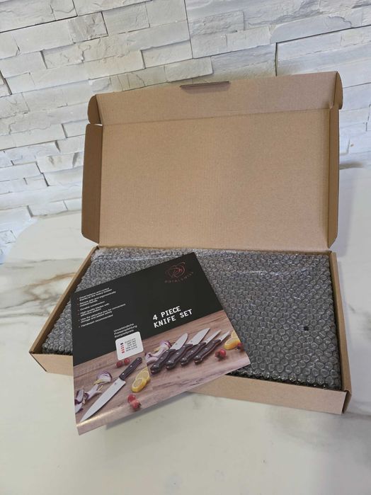 Сет ножове в дървена кутия