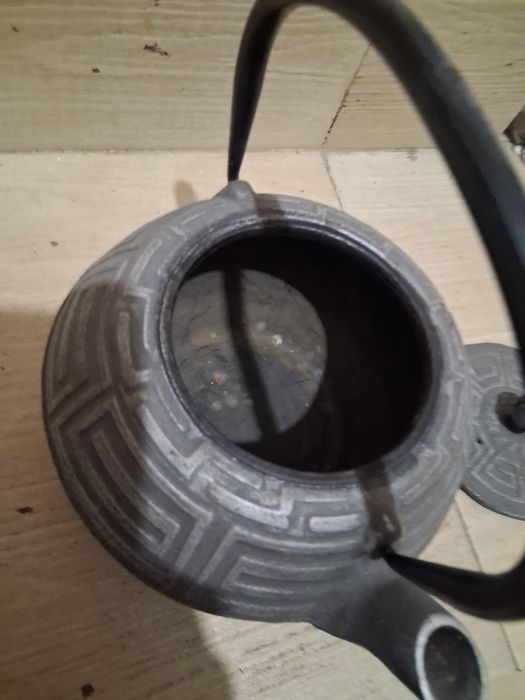 Масивен чугунен чайник.